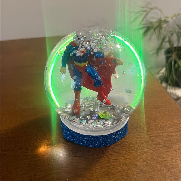 SUPERMAN Snow Globe - Picture 16 of 16